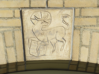 840584 Afbeelding van een sluitsteen met het oud-christelijk symbool van een stier (?), boven een boogvormige ingang ...